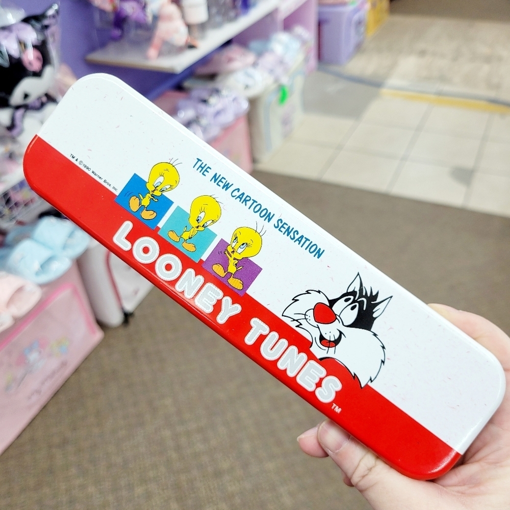 Vintage 1990 Looney Tunes Tin Pencil Case